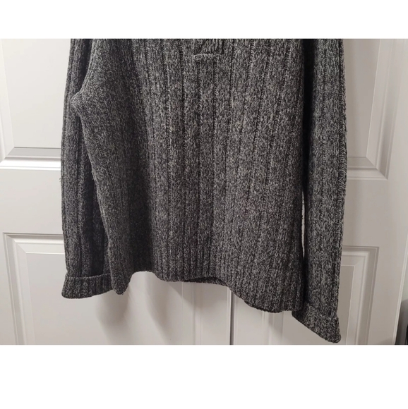 Eddie Bauer Men's Sweater Size: Large 1/4 Button Lambswool Blend - Picture 3 of 10
